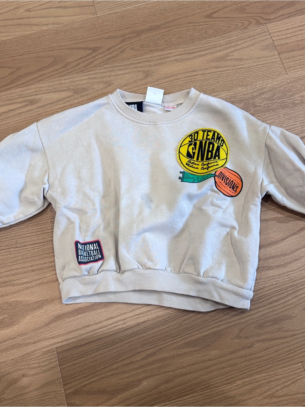 Zara NBA Kids Cream Crewneck Sweatshirt with Patch Graphics - Size 5